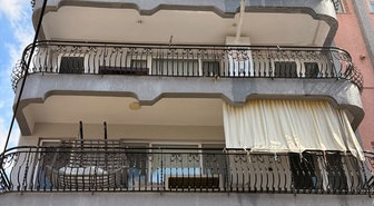 Balıkesir Ayvalık'ta apartmanın en üst katındaki dairede çıkan yangın söndürüldü