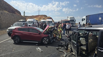 Bingöl'de hafif ticari araç ile otomobil kafa kafaya çarpıştı, 6 kişi yaralandı