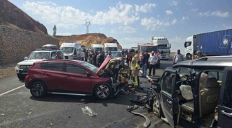 Bingöl-Erzurum kara yolunda otomobil ile hafif ticari araç çarpıştı, 6 kişi yaralandı