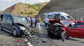 Bingöl Karlıova'da iki araç çarpıştı, 5 kişi yaralanarak hastaneye kaldırıldı