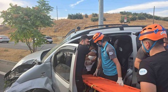 Bingöl-Muş yolunda hafif ticari araç aydınlatma direğine çarptı, sürücü yaralandı