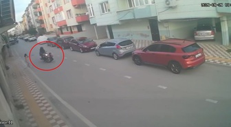 Bursa Karacabey'de motosiklet 3 yaşındaki çocuğu yaraladı, kaza anı kamerada