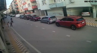 Bursa Karacabey'de motosiklet, aniden yola çıkan çocuğa çarptı; anı kamerada