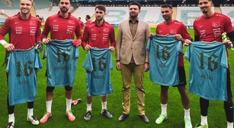 Bursaspor Başkanı Çelik, A Milli Takım antrenmanında 5 milliye Fetih forması verdi
