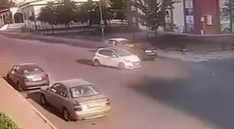 Diyarbakır Kayapınar'da otomobil park halindeki taksiye çarptı, bir kişi yaralandı