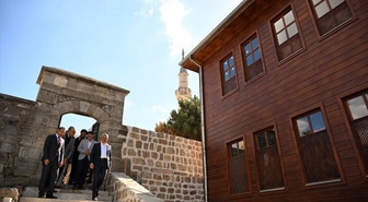 Edirne Valisi Sezer, Muradiye Mevlevihanesi'ndeki ihya çalışmalarını inceledi.