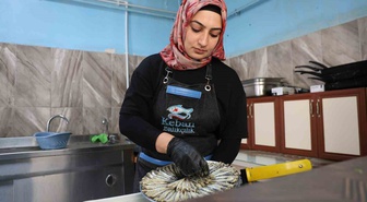 Elazığ'ın tek kadın balık ustası Sena Tunç, işletmesinde sadece kadın çalıştırıyor