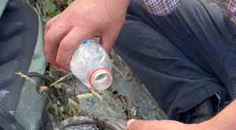Elazığ Palu'da alevlerden kaçan kaplumbağa vatandaşların suyuyla kurtarıldı
