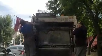 Eskişehir'de temizlik görevlileri çöp yanında buldukları Türk bayrağını kamyona astı