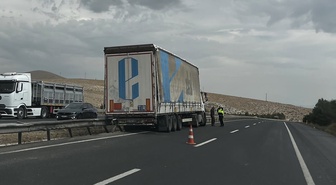 Eskişehir Sivrihisar'da kontrolden çıkan tır bariyerlere çarptı, yaralanan olmadı