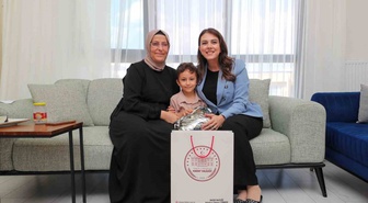 Esra Masatlı, Yüreğimizdeki Işık Projesi kapsamında Antakya'da aileleri ziyaret etti