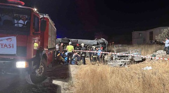 Gaziantep Nurdağı'nda minibüs ile otomobil çarpıştı, 5 kişi öldü, 13 kişi yaralandı