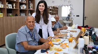Alzheimer ve Parkinson'la mücadele eden 82 yaşındaki ressam, portakal kabuklarını sanata dönüştürüyor