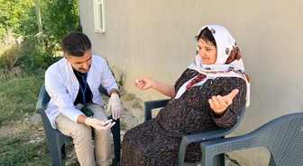 Hakkari Yüksekova'da mobil ekipler sınır köyünde kadınlara kanser taraması yaptı