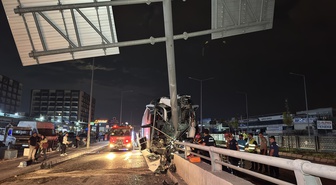 Hatay'dan Giresun'a giden otobüs Adana'da tabela direğine çarptı, 11 kişi yaralandı