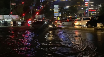 İstanbul Sultangazi'de sağanak sonrası Lütfi Aykaç Bulvarı'nda yol göle döndü