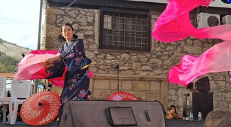 Japon halk dansları ekibi Beypazarı Festivali'nde 'Erik dalı' oyunuyla gösteri sundu.