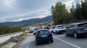 Karabük Eskipazar'da yol çalışması İstanbul yönünde uzun araç kuyruğu oluşturdu