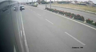 Karaman'da otomobilin çarptığı elektrikli bisiklet sürücüsü servisin altına düştü