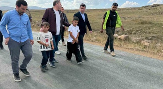 Kars Valisi Ziya Polat, Susuz'da SSB'li köy yollarını inceledi, çocuklar eşlik etti