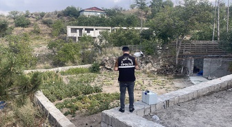 Kayseri Hacılar'da babasının kucağındaki çocuğa taş isabet etti, ağır yaralandı.