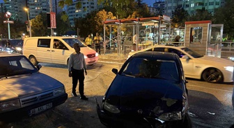 Kayseri Kocasinan'da otomobil tramvay durağına çarptı, sürücü yaralandı