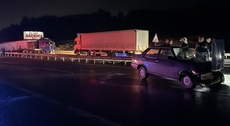 Kütahya'da bariyeri aşan TIR karşı şeride geçti, TIR sürücüsü yaralandı