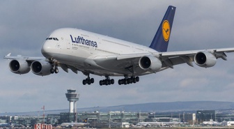 Lufthansa uçağı koku nedeniyle Manchester'a acil iniş yaptı, 371 kişi tahliye edildi