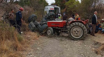 Manisa Demirci'de devrilen traktör 2 kişinin ölümüne neden oldu, 3 kişi yaralandı