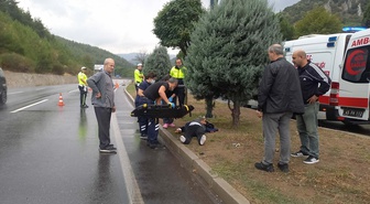 Manisa Yunusemre'de Karayolları görevlisi İrfan İnci'ye otomobil çarptı, yaralandı