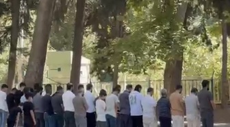 Mardin Nusaybin'de vatandaşlar öğle namazında DSİ Barajı kıyısında saf tuttu
