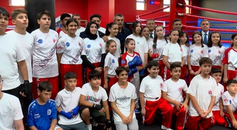 MEB Bakanı Tekin, Bağcılar'daki Göztepe Spor Kompleksi'nde sporcularla sohbet etti