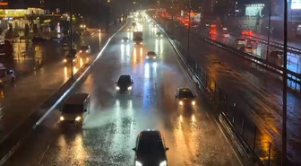 Meteoroloji uyarısının ardından İstanbul'da sağanak başladı, yollar göle döndü