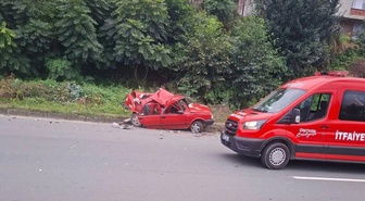 Rize Çayeli'de arızalanan otomobile tır çarptı, 1'i ağır 2 kişi yaralandı.