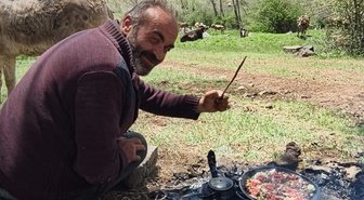 Sivas Şarkışla'da hayvan otlatan çobana yıldırım isabet etti, yaşamını yitirdi.