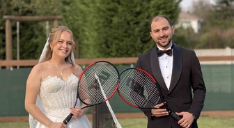 Tenis dersiyle tanışan çift, Düzce'deki kortta gelinlik ve damatlıkla poz verdi