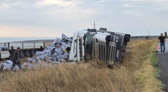 Yozgat Sorgun'da meşe kömürü yüklü tır şarampole devrildi, sürücü yaralandı