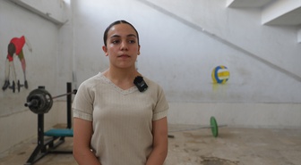 17 yaşındaki Suriyeli halterci, 3 altın ve 1 gümüşle kız çocuklarına eğitim veriyor