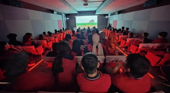 81 ili gezen TRT Sinema Tırı, Muş'ta çocuklara sinema keyfi yaşattı