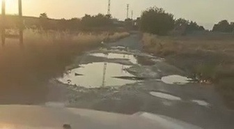 Adıyaman'da Çimen-Kavaklı köy yolu çökmeler ve çukurlar yüzünden sürücüleri zorluyor