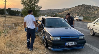 Adıyaman Gölbaşı'nda otomobil ile minibüs çarpıştı, 2 kişi yaralandı