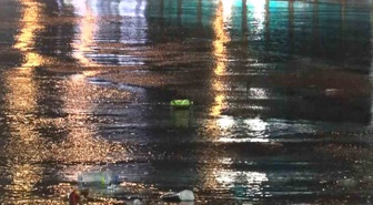 Ankara Keçiören'de lağım suyu evleri bastı! 16 aylık ateşli çocuğunu bırakıp sabaha kadar temizledi