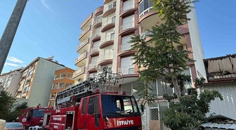 Antalya'nın Serik ilçesinde balkon yangını daireye sıçramadan söndürüldü