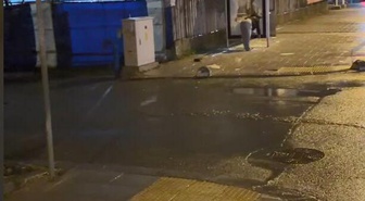 Arnavutköy'de bir kadın, İETT durağının camını taşla kırıp çevredekilere küfretti