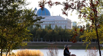 Astana'da Cumhurbaşkanlığı Parkı sonbahar renkleriyle ziyaretçi akınına uğruyor