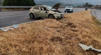 Aydın Çine'de iki ayrı kazada refüje çarpan otomobillerde 7 kişi yaralandı