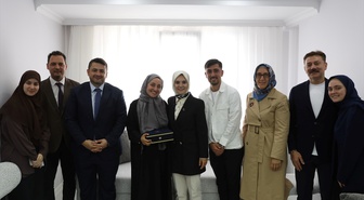 Bakan Göktaş, evlilik kredisinden yararlanan yeni evli çiftin ilk misafiri oldu