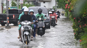 Bangkok'ta selde 700 bin kişi etkilendi, sular çekilmeye başladı
