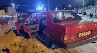 Bilecik Pazaryeri'nde iki otomobil çarpıştı, 3 kişi hafif yaralandı