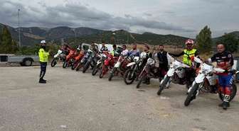 Bilecik'te 12 cross motosiklet sürücüsüne kask ve trafik kuralları eğitimi verildi
